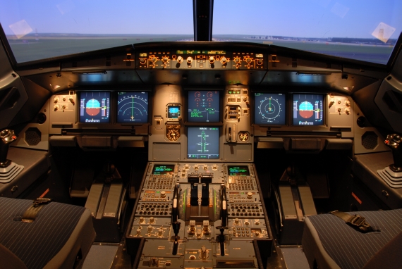 Arbeitsplatz Cockpit: Zu lange Arbeitszeiten gefährden nach Ansicht von Pilotenvertretern die Flugsicherheit