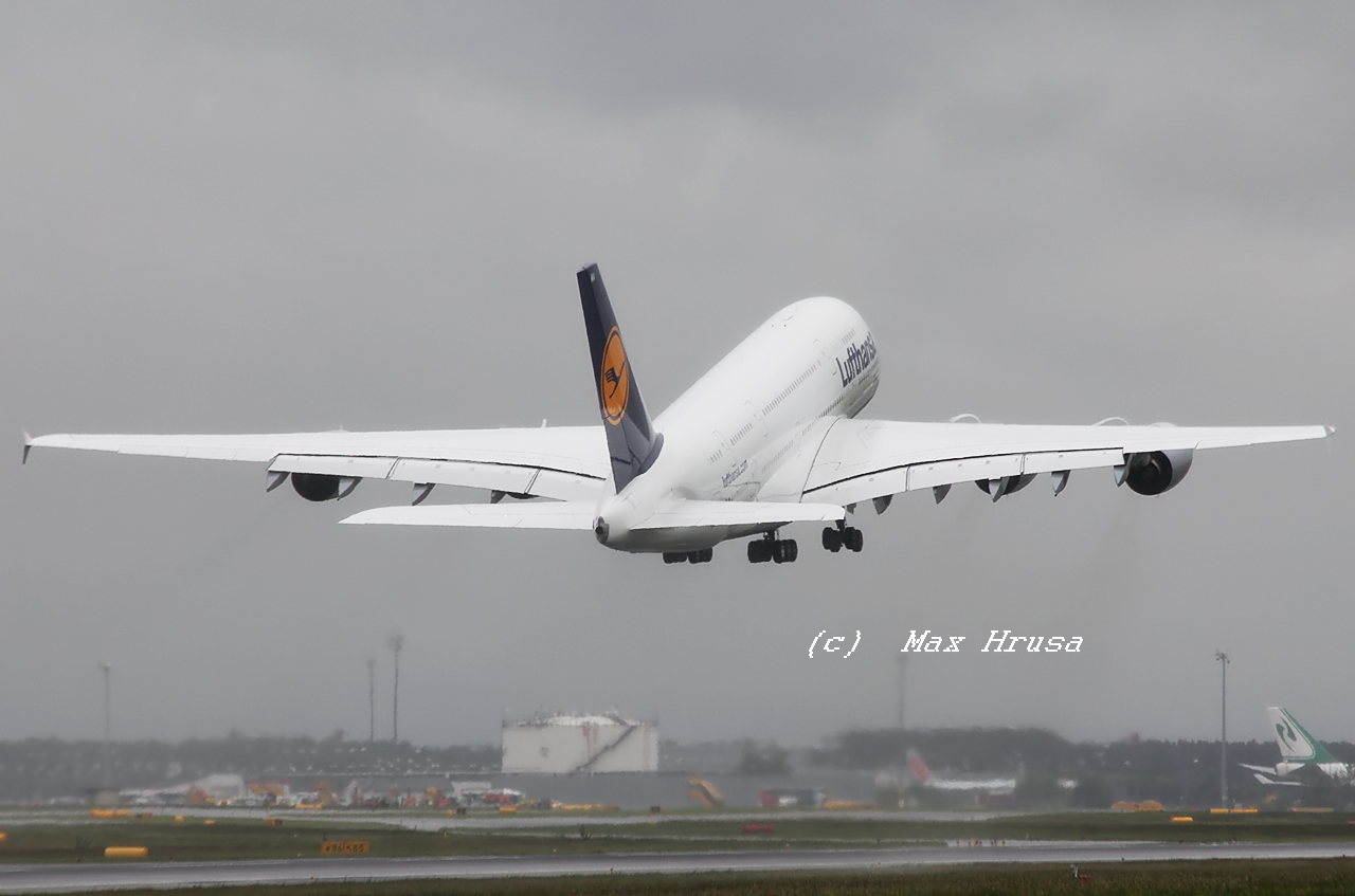 A380 von Lufthansa beim Start - Foto: Max Hrusa / Austrian Wings