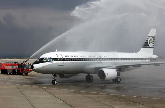 Bei ihrer Ankunft wurde die Maschine im Retro-Look von der Flughafenfeuerwehr traditionell mit Wasserfontänen begrüßt - Foto: Aer Lingus
