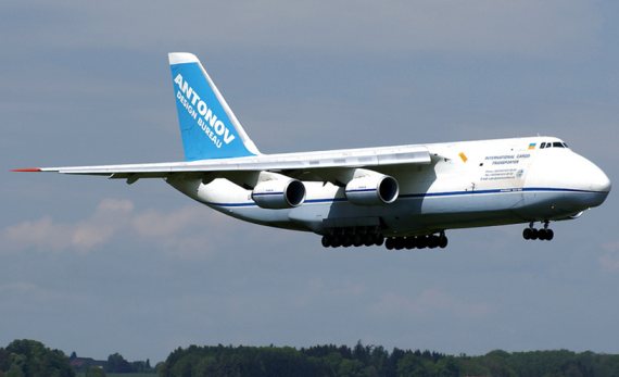 Die mächtige AN 124 im Endanflug ... - Foto: Jan Ittensammer