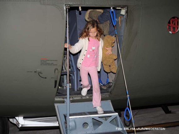 Auch mehrere Kinder waren an Bord der Hercules - Fotos: Bundesheer