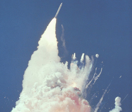 76 Sekunden nach dem Start: Millionen Fernsehzuseher und Zaungäste werden Zeugen der Explosion der Challenger - Foto: NASA