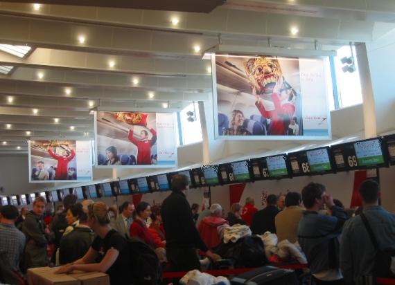 Sommerzeit am Flughafen: Der Job als Check-in Mitarbeiter fordert höchste Stressresistenz - Foto: Flughafen Wien AG