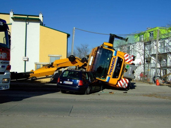 Ein Kind und seine Mutter, die sich im Fahrzeug befanden, hatten großes Glück - Foto: ÖAMTC Ein Kind und seine Mutter, die sich im Fahrzeug befanden, hatten großes Glück - Foto: ÖAMTC