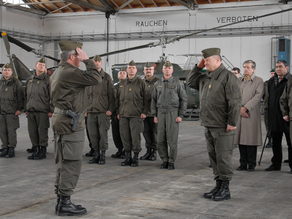 Generalleutnant Mag. Günter Höfler bei der Abmeldung der Ehrenformation - Foto: Austrian Wings Media Crew