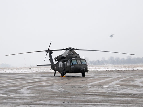 Black Hawk am Vorfeld des Fliegerhorstes Vogler; im Hintergrund ein AB 212 im Landeanflug - Foto: Austrian Wings Media Crew