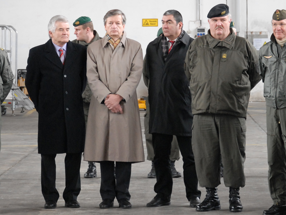 Die gute Partnerschaft von zivilem und militärischem Flugbetrieb am Flughafen Linz kam in der Anwesenheit von Flughafendirekter Gerhard Kunesch (mitte) zum Ausdruck - Foto: Austrian Wings Media Crew