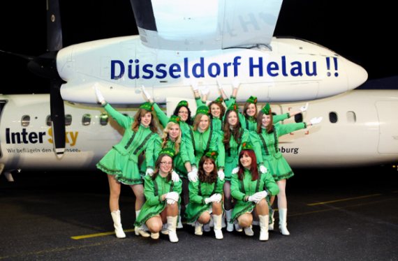 Die Gardemädchen der Tettnanger Narrenzunft vor dem „Düsseldorf Helau“ Flieger - Foto: Intersky