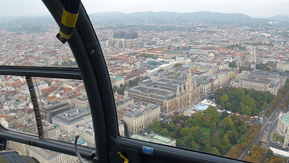 Der Pilot nimmt Kurs auf das Stadtzentrum