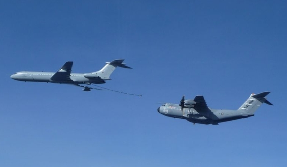 Vickers VC-10 (links) und A400M (rechts) im Flug - Foto: EADS