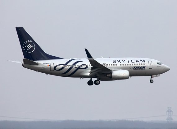 Tarom hat diese 737-700 mit einer Skyteam Sonderlackierung versehen - Foto: Max Hrusa