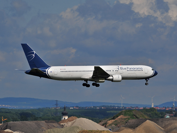 Das Pistenroulette führte dazu, dass die Blue Panorama 767-300 aus Rom auf der Piste 16 landete - Foto: P. Radosta / Austrian Wings