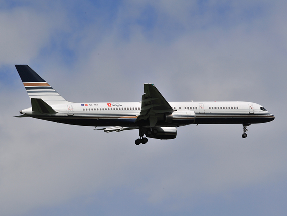 Privilege 757-200 EC-ISY im Anflug auf die Piste 11; noch wenige Minuten zuvor hatte Weltuntergangsstimmung mit Regen und heftigen Scherwinden geherrscht - Foto: P. Radosta / Austrian Wings