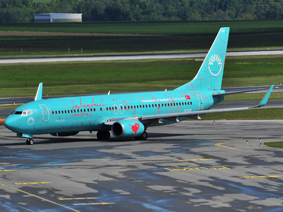 Spotters Liebling: SunExpress Boeing 737-800 TC-SUZ mit Istanbul Sonderbemalung - Foto: P. Radosta / Austrian Wings