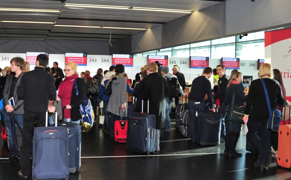 Wie im richtigen Betrieb - zuerst heißt es anstehen beim Check-In Schalter ...