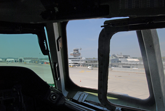 Blick aus dem Cockpit auf den Flughafen Linz