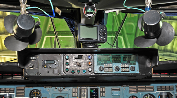 Das Autopilotenpanel aus den 1980er Jahren, daneben die Ventilatoren, die der Besatzung Kühlung verschaffen sollen; in der Mitte ein modernes GPS Gerät