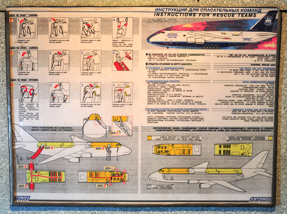 Evakuierungsplan: Der Frachtraum der AN 124 ist nicht druckbelüftet und kann während des Fluges nicht betreten werden; im Oberdeck verfügt die Maschine über zwei druckbelüftete Sektionen, eine vor und eine hinter der Tragfläche (auf dem Plan gelb ei
