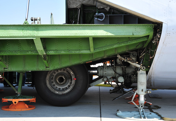 ... wird das Bugfahrwerk der AN 124 um 90 Grad nach vorne geklappt, der Bug senkt sich ab, und die Maschine geht gewissermaßen "in die Knie" - somit wird das Be- und Entladen erleichtert