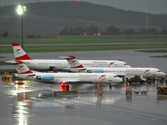 Fokker 100 von Austrian Arrows (vorne), dahinter Airbusse von Austrian Airlines - Foto: Austrian Wings Media Crew