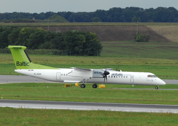 Air Baltic Bombardier Q400 in Wien - Foto: P. Radosta / Austrian Wings