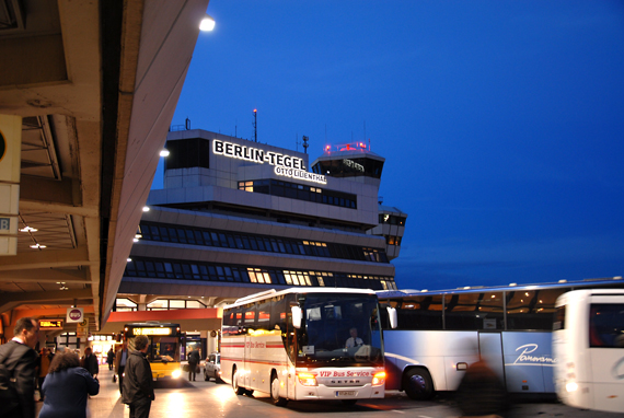 Der Flughafen Berlin Tegel bei Nacht - Foto: P. Radosta / Austrian Wings