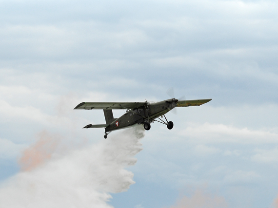 Pilatus PC6 beim Abwurf von Löschmittel - Foto: Austrian Wings Media Crew