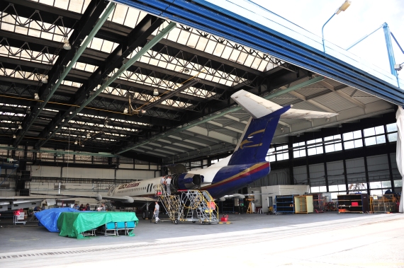 Fokker 100 der nigerianischen IRS Airlines bei der Wartung in der AUA-Technik in Pressburg Fokker 100 der nigerianischen IRS Airlines bei der Wartung in der AUA-Technik in Pressburg