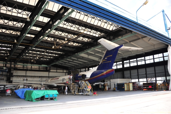 Fokker 100 der nigerianischen IRS Airlines bei der Wartung in der AUA-Technik in Pressburg