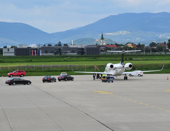 Sofort brausten schwarze Limousinen heran - Foto: Austrian Wings Media Crew