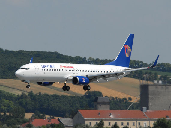 Eine der 17 Boeing 737 von Egyptair (noch in alter Bemalung) bei der Landung in Wien - Foto: P. Radosta / Austrian Wings