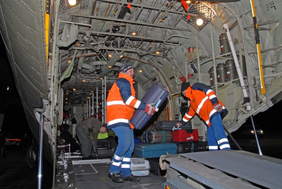 Fast wie bei einem normalen Flug: Die Reisenden erhielten Ihr Gepäck wenig später über die Förderbänder - Foto: Austrian Wings Media Crew