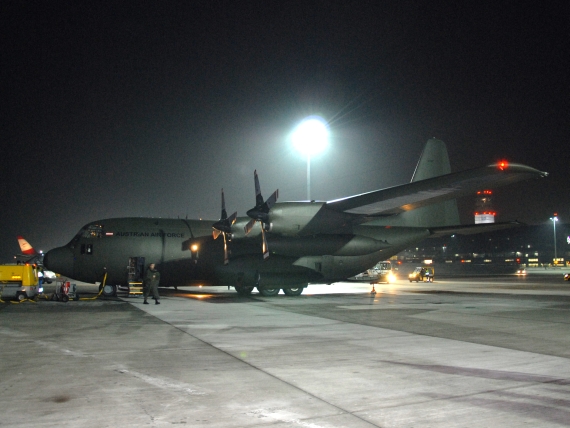 Die 62 Menschen, darunter sieben Kinder, wurden an Bord einer C-130 Hercules ausgeflogen - Foto: Austrian Wings Media Crew