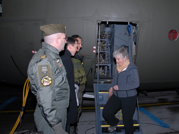 Die Freude, wieder heimischen Boden unter den Füßen zu haben, war bei den Reisenden groß - Foto: Austrian Wings Media Crew