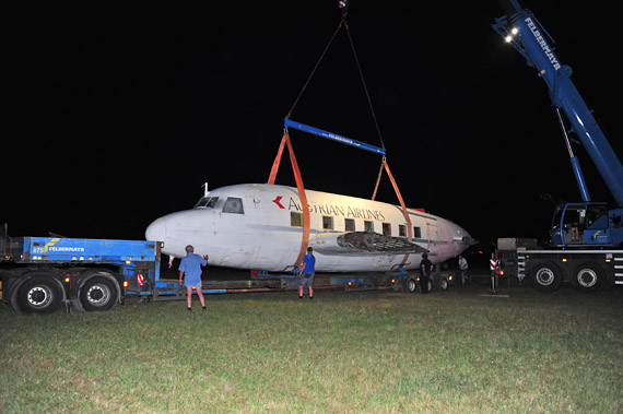 Anschließend wurde der Rumpf in zentimetergenauer Arbeit wieder auf den Tieflader aufgesetzt - Foto: Austrian Wings Media Crew