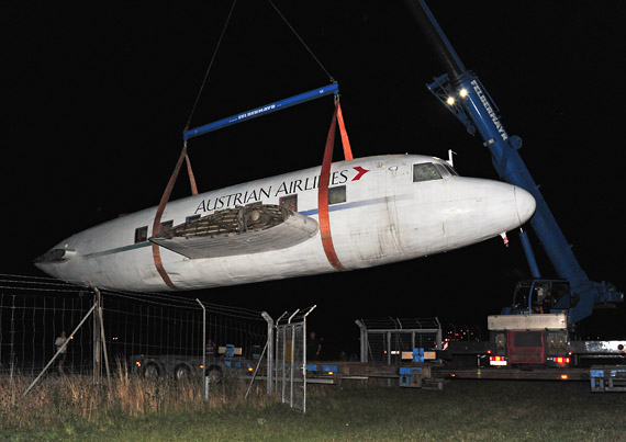 Mittels Kran wurde die Viking angehoben und über den Zaun gehievt - Foto: Austrian Wings Media Crew