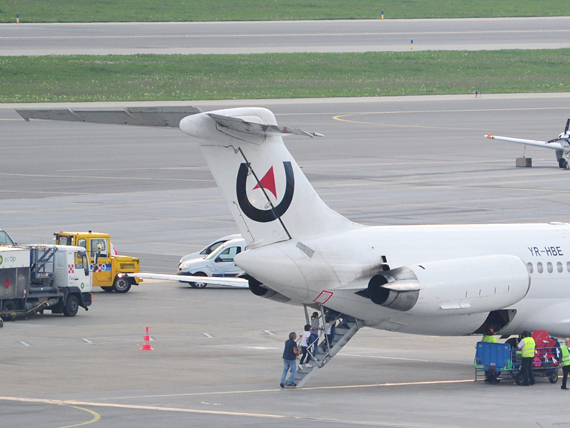 Die Letzte ihrer Art: Nach dem (weitgehenden) Verschwinden der Boeing 727 aus dem Passagierdienst, sind die Flugzeuge der DC-9 / MD-80 Familie die Letzten, bei denen Passagiere über eine Hecktreppe einsteigen können - Foto: P. Radosta / Austrian Wings