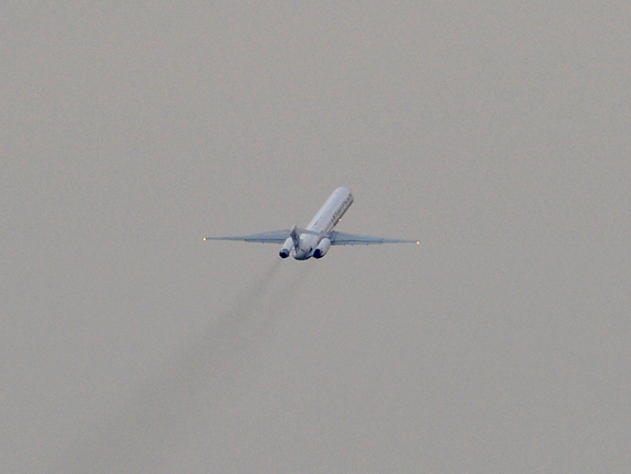 Bei ihrer Einführung Anfang der 1980er Jahre noch als "Flüsterjet" beworben, hat die MD-80, deren Rauchfahnen deutlich sichtbar sind, heute auf so manchem Flughafen bereits Landeverbot - Foto: P. Radosta / Austrian Wings