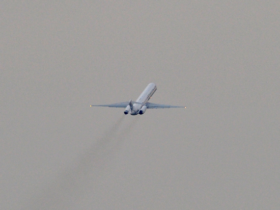 Bei ihrer Einführung Anfang der 1980er Jahre noch als "Flüsterjet" beworben, hat die MD-80, deren Rauchfahnen deutlich sichtbar sind, heute auf so manchem Flughafen bereits Landeverbot - Foto: P. Radosta / Austrian Wings