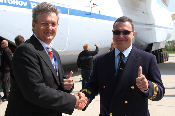 Panalpina Direktor Harald Gaisinger mit dem Flight Manager der AN 124