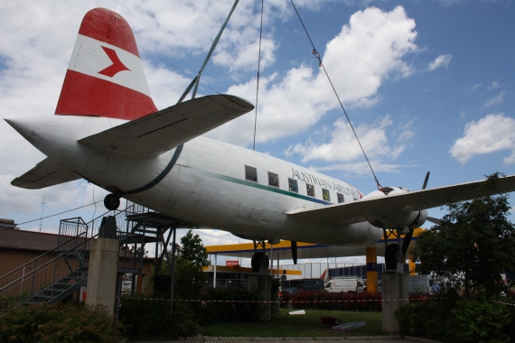 Vorsichtig wird das historische Flugzeug angehoben