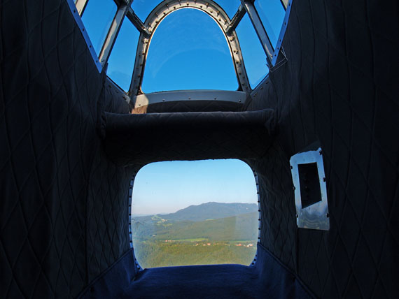 Blick nach hinten aus dem ehemaligen Heckgefechtsstand, aufgenommen beim Flug über das Salzburger Land