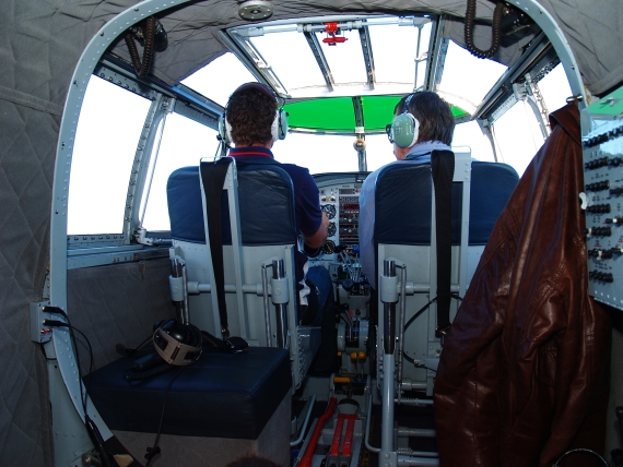 Cockpit der B-25 während eines Fluges über Salzburg