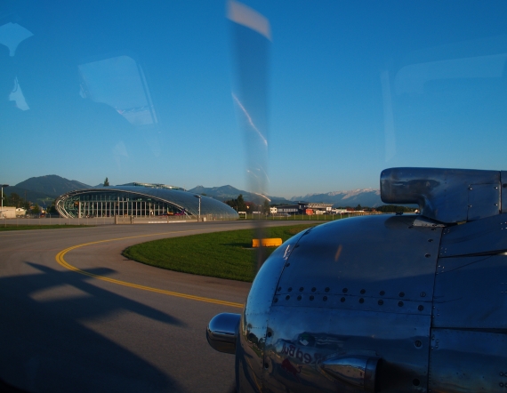 Blick auf den Hangar 7, im Vordergrund der Steuerbordmotor der Mitchell.
