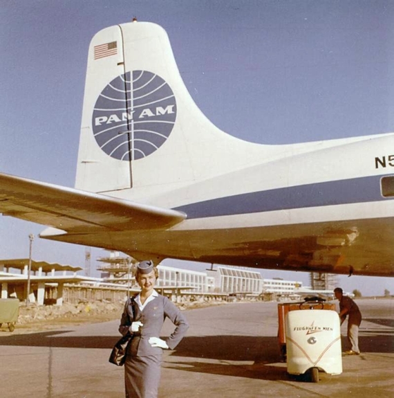 Eine Maschine der Pan Am in Wien-Schwechat, 1956; der weiße Besucherturm im Hintergrund wurde später zum "blauen Büroturm" (Ausweisstelle) umgebaut - Foto: Archiv Flughafen Wien