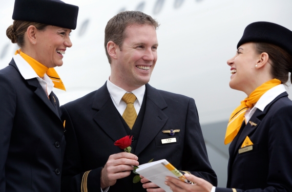 Bei den angekündigten Sparmaßnahmen könnte den Mitarbeitern das Lachen bald vergehen - Foto: Lufthansa