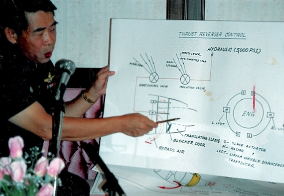 Ein thailändischer Ermittler erklärt während einer Pressekonferenz die Funktionsweise der Schubumkehr - Foto: Jenny Maaß