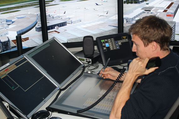 Fluglotse im Tower-Simulator - Foto: Austrian Wings Media Crew