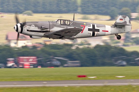 Messerschmitt Me 109 "Rote Sieben" beim tiefen Überflug; im Hintergrund ein Blackhawk des Bundesheeres - Foto: Markus Dobrozemsky