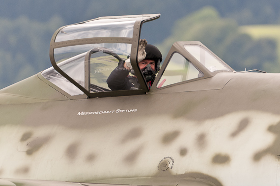 Nicht ganz stilecht: der moderne Helm des Piloten - Foto: Markus Dobrozemsky